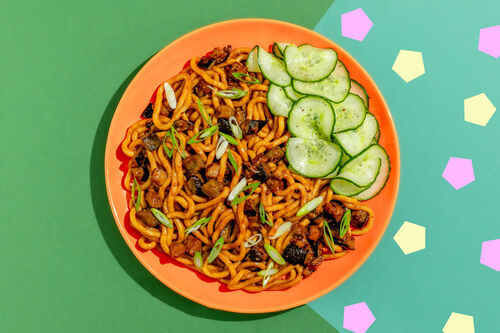 Frische Udon-Nudeln in Erdnusssauce