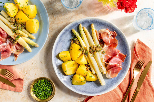 Witte asperges met serranoham