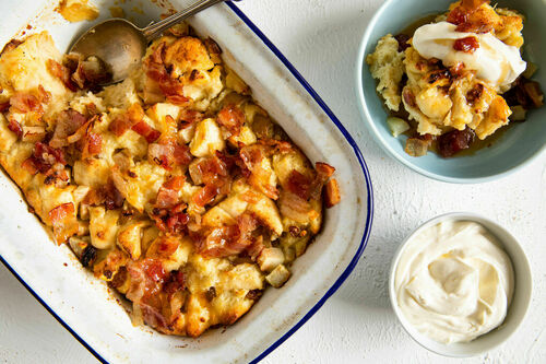 Zoete broodpudding met peer en bacon