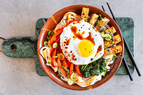 Vegetarische udon bibimbap-stijl