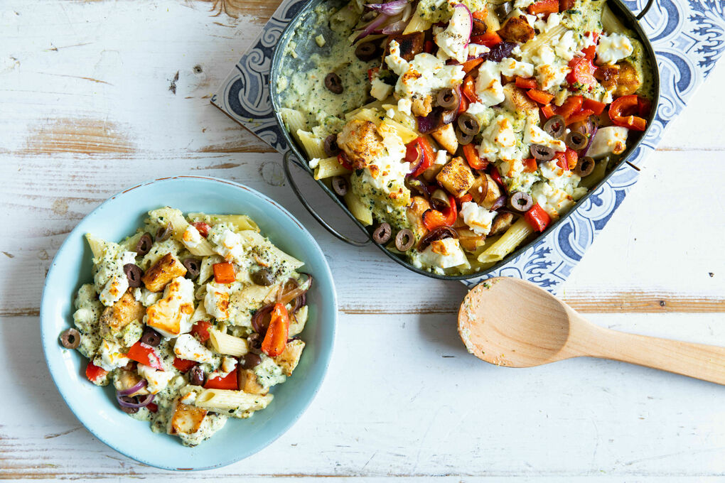 Pasta-Hähnchen-Gratin mit Feta griechische Art mit Paprika und Zucchini |  Marley Spoon