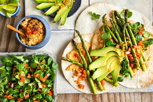 Tortilla's met asperges en knapperige linzen