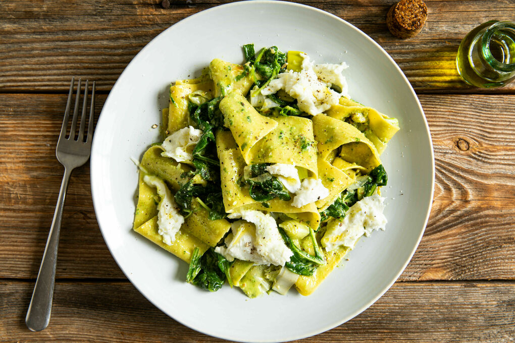 Handskuren pasta med mozzarella och tryffelpesto med spenat och valnötter |  Marley Spoon