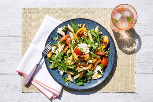 Mozzarella-Pasta-Salat mit Nektarine