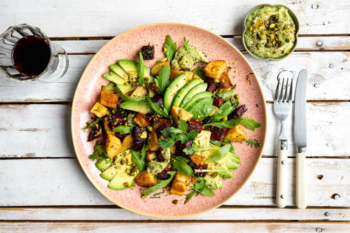 Kleurrijke ovengroente met pistachenoten