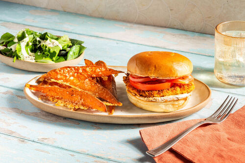 Burger mit Veggie-„Hähnchen“ und Tomate