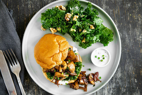 Pilzsandwich Vegan Mit Estragon Mayo Dazu Knackiger Grunkohlsalat Marley Spoon