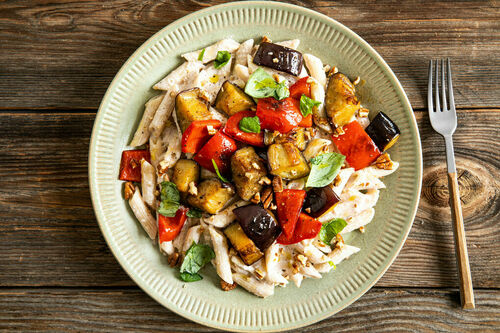 Vegane High-Protein-Pasta mit buntem Gemüse