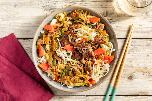 Asia-Nudelpfanne mit gemischtem Hack