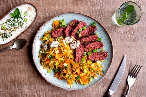 Veggie-Steak zart gegart auf Bulgur