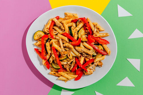 Kleurrijke pasta met kip
