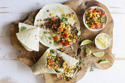 Mexikanische Wraps mit braunen Linsen
