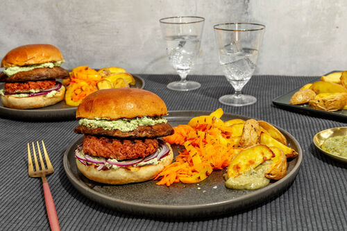 Veggie-Burger mit Feta-Basilikum-Creme