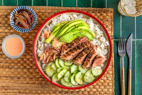 Snelle pokébowl met gegrilde tonijnsteak