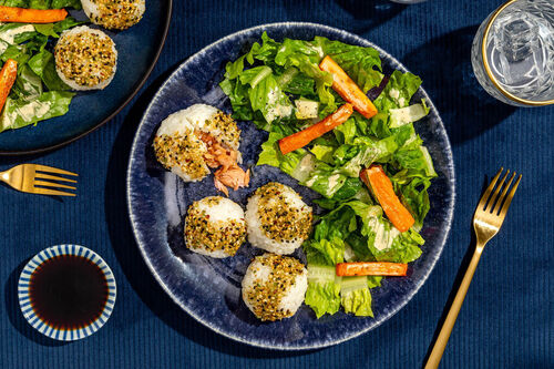 Onigiri-Reisbällchen mit Lachs