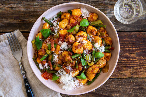 Gnocchi met spek, prei en sperziebonen