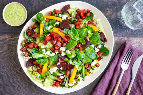 Gebakken chorizo op bonte salade