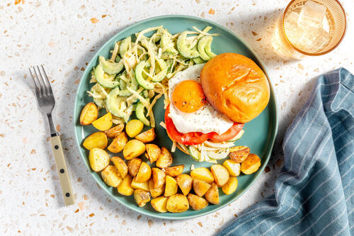 Sandwich met ei en miso-coleslaw