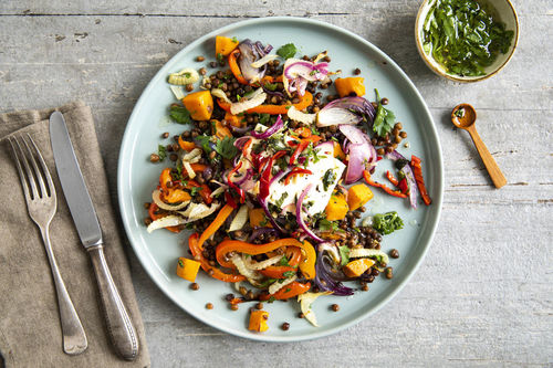 Gebakken feta op linzensalade