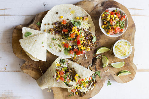 Mexikanische Wraps mit braunen Linsen