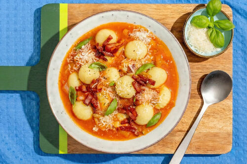 Tomatensuppe mit Speck & Käse-Gnocchi
