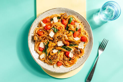 Kleurrijke pasta met kip