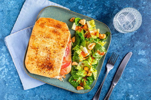 Zelfgemaakte focaccia met kaas en kimchi