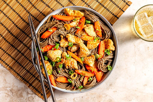 Sobanudeln mit Kung-Pao-Hähnchen
