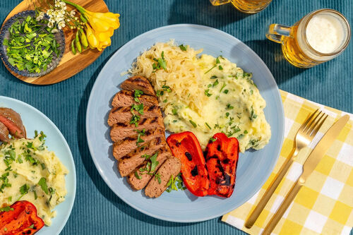 Deftiges Steak von Planted mit Sauerkraut