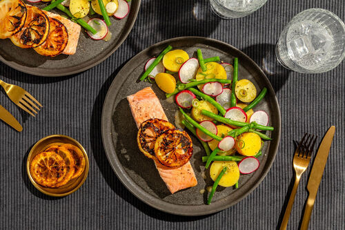 Gebratenes Lachsfilet mit Zitrone
