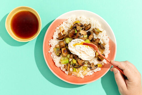 Pilz-Oyakodon mit pochiertem Ei