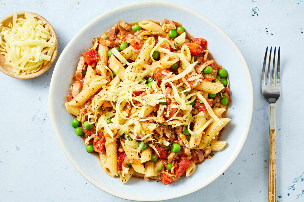 Bacon-Tomato Penne with Peas, Zucchini & Cheese | Marley Spoon