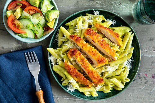 Knapperige kipschnitzel op penne