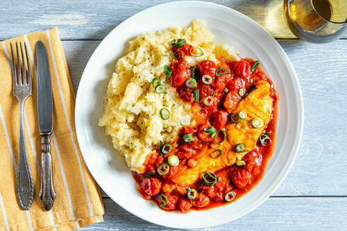 Gepocheerde zalm in cherrytomatensaus