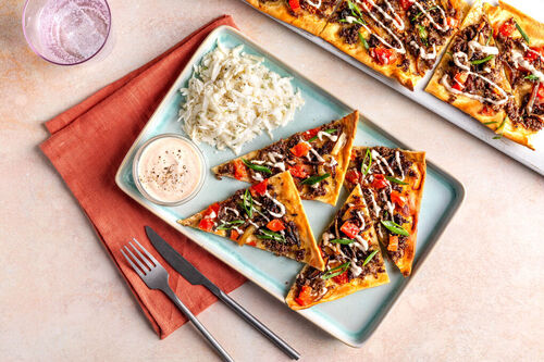 Zweedse pizza met gekruid gehakt en ui