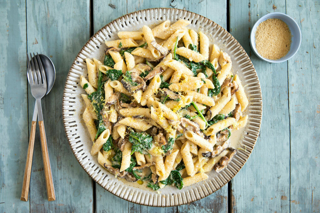 Vegansk pasta med spenat & shiitake samt krämig miso- och cashewsås |  Marley Spoon