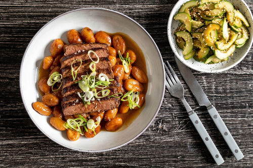 Veganes Steak auf Gnocchi