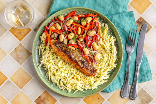 Knusprig geröstetes Lachsfilet auf Kohlsalat