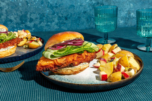 Broodje fried chicken en komkommer