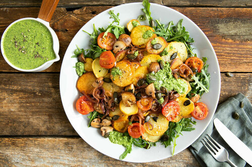 Bratkartoffeln und Gemüse auf Rucola