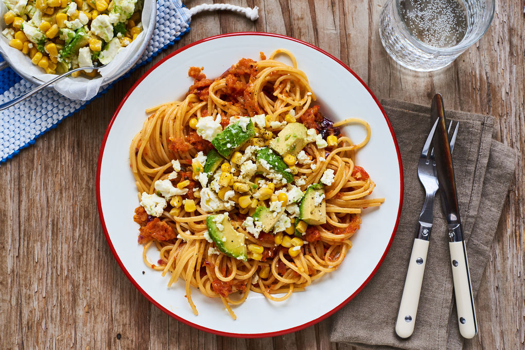 Spaghetti mit Paprika-Sauce und Avocado-Feta-Salsa | Marley Spoon