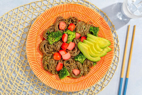 Sobanoedels met broccoli en tahin