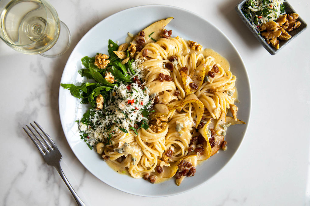 Spaghetti met blauwekaassaus en peer geroosterde walnoten rucolasalade | Marley Spoon