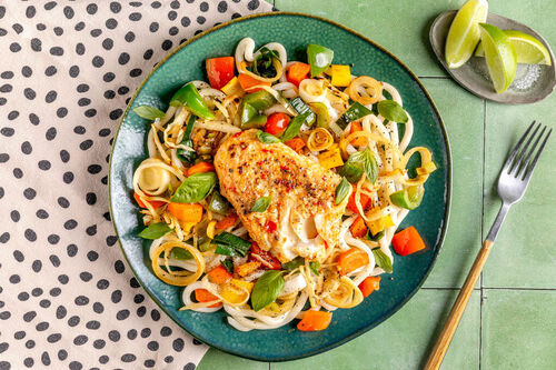 Scharfes Seehechtfilet auf Udon-Nudeln