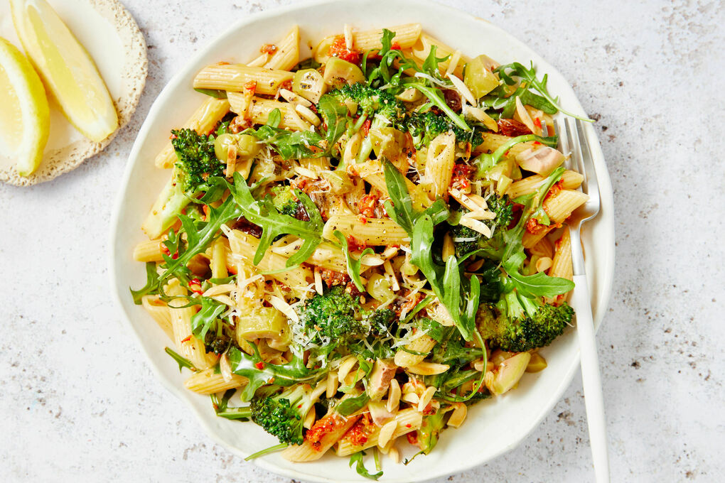 Red Pesto-Broccoli Penne with Rocket, Raisins and Almonds | Marley Spoon