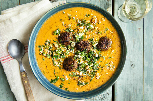 Griekse soep met gehaktballetjes en feta