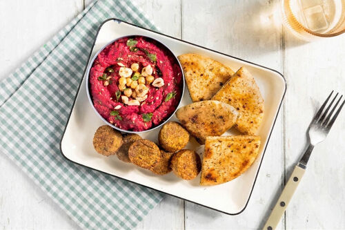 Snelle bietenhummus met falafel
