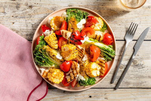 Gegrilde salade met maïskolven