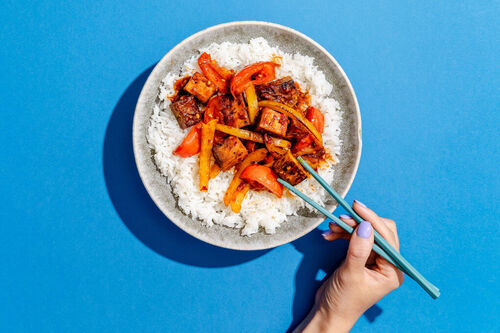 Süß-scharfer Sambal-Tofu auf Reis
