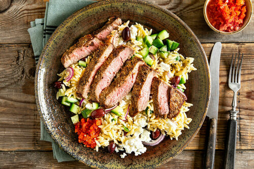 Griekse steak op risonisalade